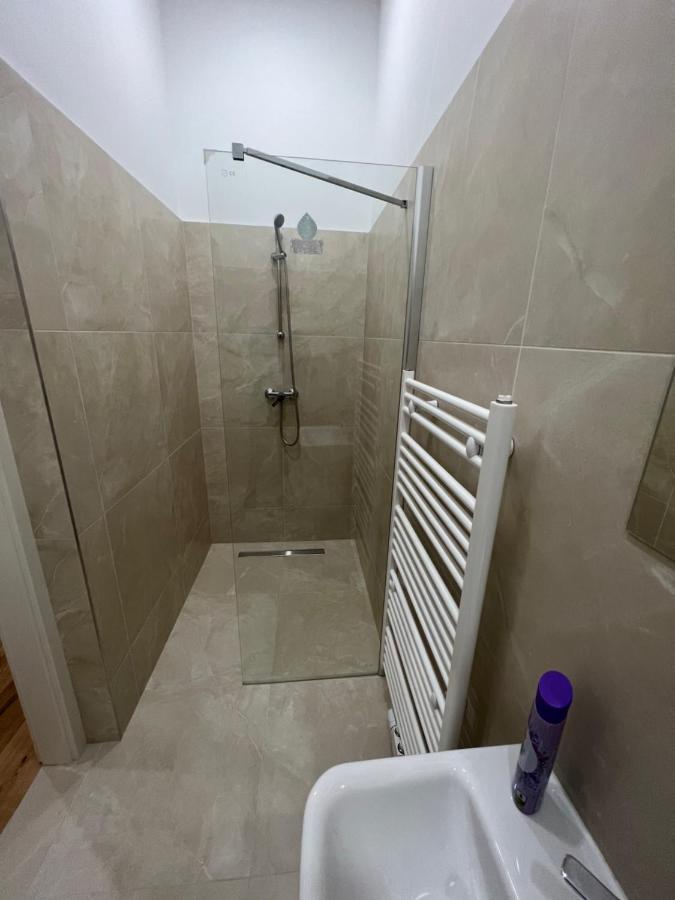1 Apartment *